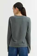 Remera verde oscuro de algodón, de manga larga y corte recto.