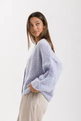 Cardigan de calce relajado y largo, confeccionado en punto grueso con cierres frontales de botones.