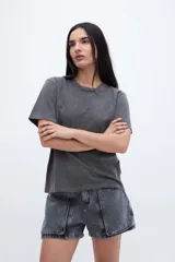 Remera gris de algodón con cuello redondo y mangas cortas. Diseño liso con efecto gastado.
