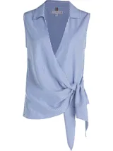 Blusa sin mangas con cuello camisero, diseño cruzado con lazo en la cintura y estampado a rayas verticales azules y blancas.