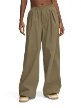 Pantalón ancho color verde oliva, de corte extragrande y tejido técnico repelente al agua.