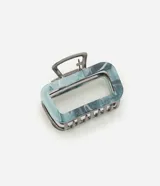 Pinza para el pelo rectangular ahuecada con resina marmolada en tonos celeste, gris y blanco.