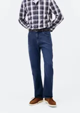 Pantalón de jean azul oscuro, corte slim con elastano.