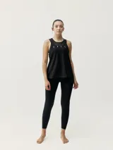 Musculosa deportiva negra con logo estampado en el pecho y tejido mesh en la parte superior.
