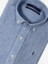 Camisa de hombre azul marino de lino con cuello abotonado y logo bordado en el pecho.