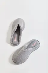 Pantuflas cerradas de tela gris con etiqueta de la marca Caro Cuore.