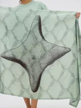 Pareo de viscosa con estampado centrado de diseño gráfico en colores sobrios.