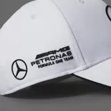 Gorra Adidas blanca con logo de Mercedes Benz bordado en el frente y logo de Adidas bordado en la visera.