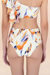 Calzón de bikini tiro alto, color blanco roto, con estampado abstracto en tonos naranja, azul y rosado. Presenta frunces decorativos en los laterales.