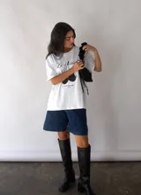 Short bermuda de jean azul oscuro, wide leg y tiro alto, confeccionado con algodón 100% reciclado.