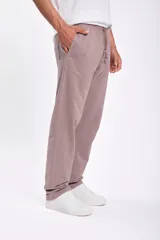 Pantalón deportivo color visón con cordón ajustable en la cintura y bolsillos laterales.