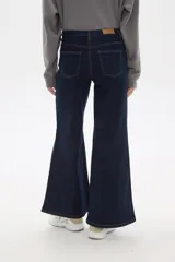 Pantalón de jean azul oscuro, de corte ancho y tiro alto.