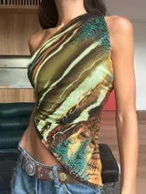 Top asimétrico con estampado abstracto en tonos marrones, verdes y celestes. Diseño de un solo hombro y corte irregular.