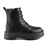 Bota de caña media color negro, con cordones y suela de plataforma track.
