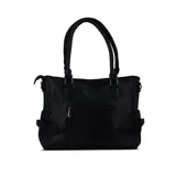 Cartera tipo tote de cuero sintético color negro, con doble asa de mano y correa larga desmontable.