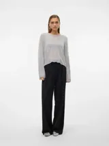 Remera plateada de tejido de punto calado con hilos metálicos, cuello redondo y mangas largas.