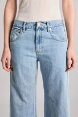 Pantalón de jeans celeste claro, de calce regular y tiro bajo, confeccionado en tejido 100% algodón.