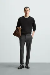 Pantalón largo de vestir gris claro con estampado de cuadros, corte slim fit y cintura elástica. Confeccionado en tejido con alta elasticidad, bolsillos frontales y cierre frontal con cremallera y botón.