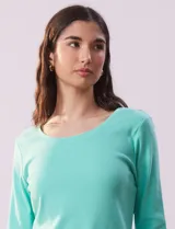 Remera de algodón color verde agua, con escote redondo y mangas 3/4.
