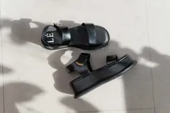 Sandalias marrones con plataforma forrada en cuero y cierre con velcro.