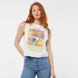Camiseta sin mangas blanca con estampado de Stitch de Disney, palmeras y texto 'Welcome to Hawaii Surf Club'.