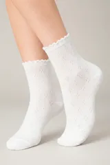 Pack de tres pares de medias blancas de algodón, tobilleras, con tejido calado en forma de rombos y borde superior festoneado.