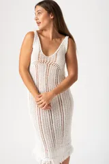 Vestido blanco de algodón con terminaciones de flecos en el ruedo.