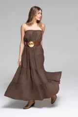 Vestido largo strapless color marrón chocolate, con volados escalonados y cintura elastizada. Incluye cinturón marrón con hebilla dorada.