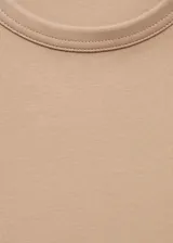 Remera color beige de corte recto, cuello redondo y mangas cortas con dobladillo.