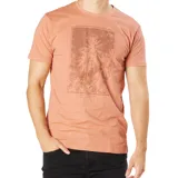 Remera color salmón con estampa rectangular en el frente con una imagen de palmeras y texto en la parte inferior.