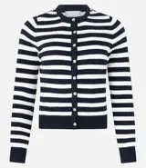 Cardigan de punto con cuello redondo, mangas largas, abotonado delantero y estampado de rayas horizontales en blanco y negro.