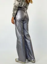 Pantalón de corte oxford de tela metalizada color cobre y elastizada.