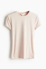 Remera entallada rosa pálido de punto suave con cuello redondo fino ribeteado y mangas cortas.