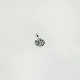 Dije redondo de plata 925 con la imagen de San Benito.