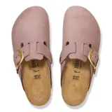Zueco Birkenstock Boston Big Buckle color lila con hebilla grande dorada.