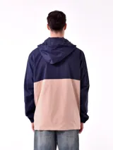 Campera con capucha azul marino y beige con cierre frontal y logo en el pecho.