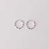 Aros tipo argolla de plata 925 con diseño trenzado.