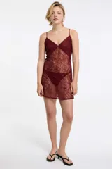Camisón corto de encaje color burdeos con breteles finos.