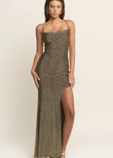 Vestido largo de lurex dorado con corte ajustado, breteles finos y tajo lateral alto.