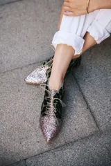 Botines acordonados con estampado animal print y puntera cubierta de glitter plateado.