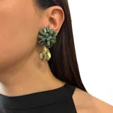 Aros colgantes con forma de flor de cristales negros y gota facetada colgante.