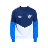 Buzo de frisa azul marino, blanco y celeste con cuello redondo, puños y cintura acanalados. Presenta el logo de Umbro bordado en blanco en el pecho izquierdo, el escudo del Club Nacional de Football bordado en el pecho derecho y una cinta con diseño geométrico en los hombros.