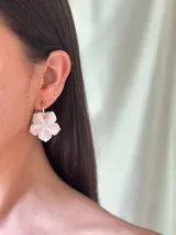 Aros colgantes con arito de acero quirúrgico y dije en forma de flor pintada a mano. Cada flor es única.