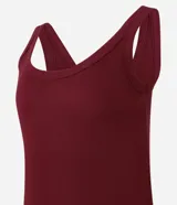 Musculosa negra de rib de algodón, con escote redondo.