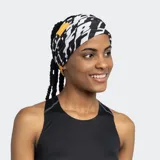 Cuello multifuncional Buff Pro-Team Coolnet Uv con estampado de letras en blanco y negro, y logo de la marca en amarillo.