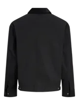 Campera utility de jean color negro, con cuello camisero, manga larga y cierre frontal de botones. Incluye dos bolsillos de parche con solapa en el pecho y dos bolsillos laterales.