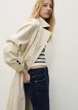 Jeans de tiro alto color azul oscuro, corte flare y largo cropped.