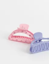 Set de dos broches para el pelo, uno color lila y otro rosa pastel, con apliques de strass.