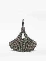 Bolso de mano tipo cóctel con diseño en forma de abanico, confeccionado con abalorios y pedrería tejidos en tricot de color gris metálico. Presenta un compartimento principal con cierre de cremallera y magnético, y un asa de mano metálica circular con logo grabado.
