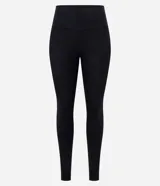 Calza legging negra de microfibra con textura y bolsillos laterales.